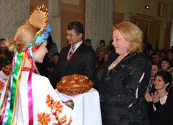 Дівчата в національних костюмах вручили ректору університету та гостям свята щедрі, запашні короваї